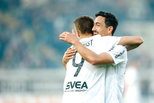s Rasmus Lindkvist och Stefan Ishizaki jublar