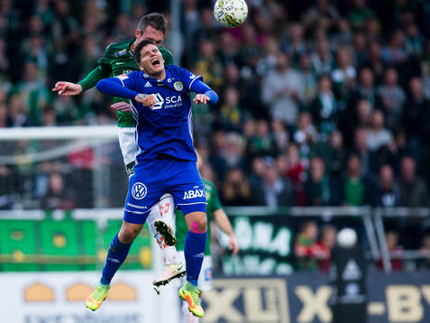 Jönköpings Daryl Smylie i en nickduell med Sundsvalls