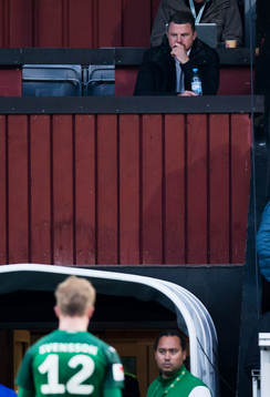 Jönköpings tränare Jimmy Thelin följer matchen från