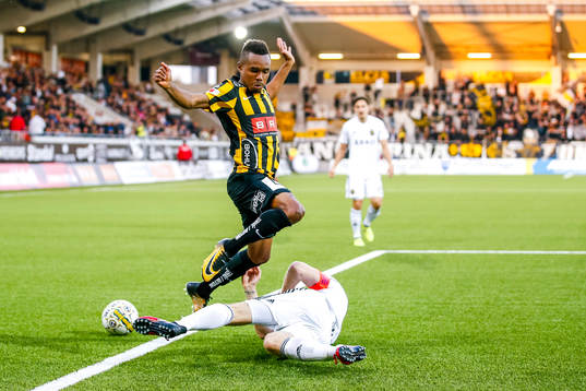 s Nils-Eric Johansson och Häckens Nasiru Mohammed