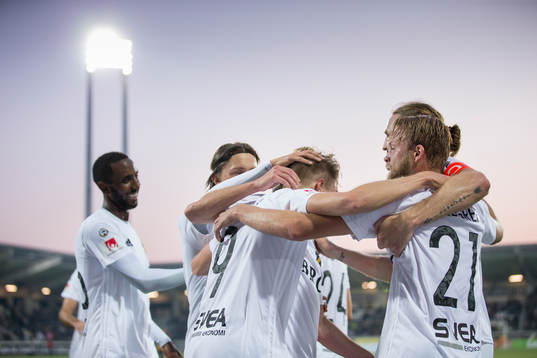 s Rasmus Lindkvist jublar och omfamnas