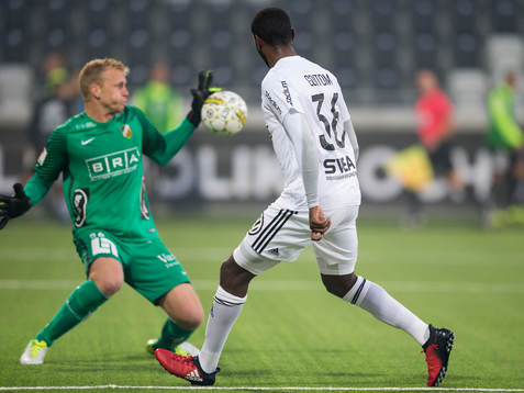 s Henok Goitom skjuter ett skott som Häckens målvakt