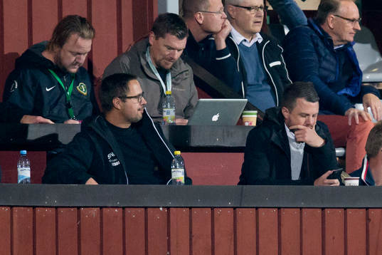Jönköpings tränare Jimmy Thelin tittar på en telefon