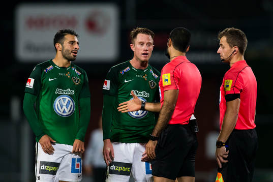 Jönköpings André Calisir ocj Tommy Thelin är irriterade