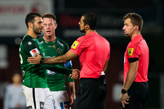 Jönköpings André Calisir ocj Tommy Thelin är irriterade