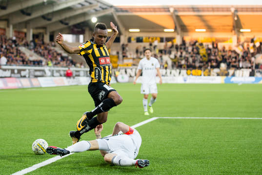 s Nils-Eric Johansson glidtacklar Häckens Nasiru Mohammed