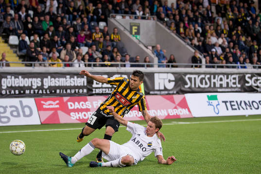 s Johan Blomberg tacklar Häckens Paulinho