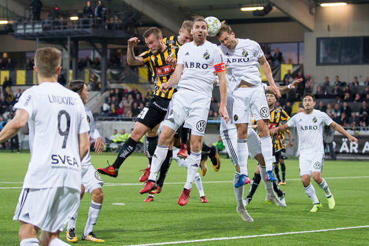 Häckens Juhani Ojala och Alexander Faltsetas i nickduell