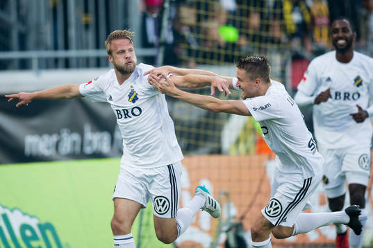 s Daniel Sundgren jublar ihop med Rasmus Lindkvist