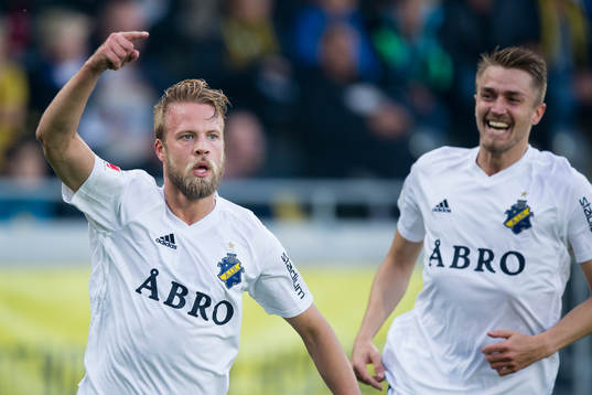 s Daniel Sundgren jublar ihop med Rasmus Lindkvist