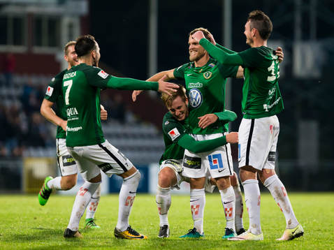 Jönköpings Stian Aasmundsen jublar med lagkamrater