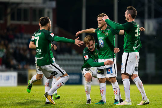 Jönköpings Stian Aasmundsen jublar med lagkamrater