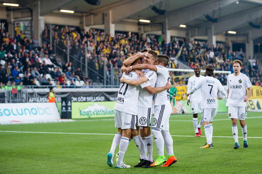 s Daniel Sundgren jublar och omfamnas