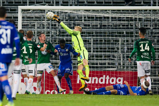 Jönköpings målvakt Anton Cajtoft boxar ut bollen
