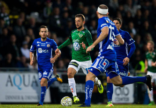 Jönköpings Robert Gojani med bollen