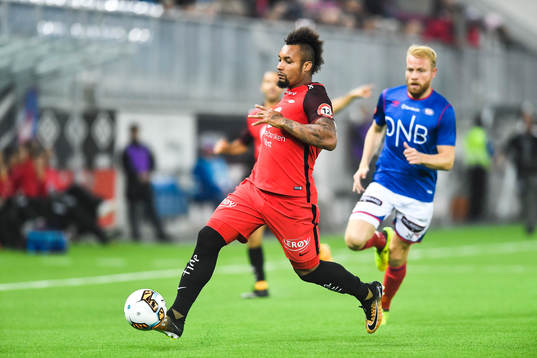 Bismar Acosta of Brann and Henrik Kjelsrud Johansen of