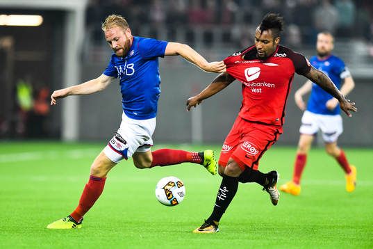 Henrik Kjelsrud Johansen of Vålerenga and Bismar Acosta of