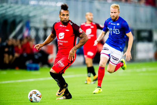 Bismar Acosta of Brann and Henrik Kjelsrud Johansen of