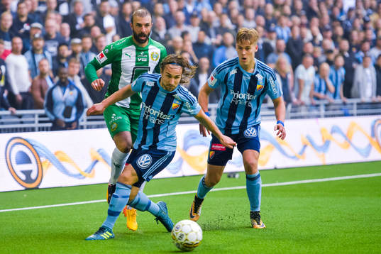 Djurgårdens Kevin Walker och Felix Beijmo i en kamp mot