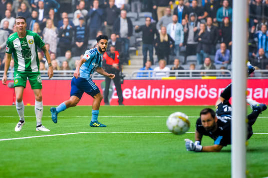 Hammarbys målvakt Johan Wiland räddar skott från
