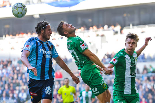 Djurgårdens Jonas Olsson försvarar mot Hammarbys Mats