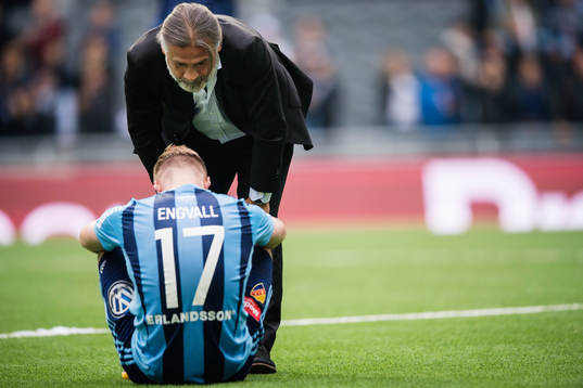 Djurgårdens tränare Özcan Melkemichel tröstar Gustav