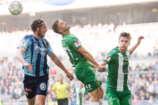 Djurgårdens Jonas Olsson mot Hammarbys Mats Solheim och