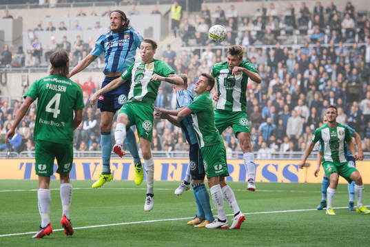Djurgårdens Jonas Olsson mot Hammarbys Birkir Már