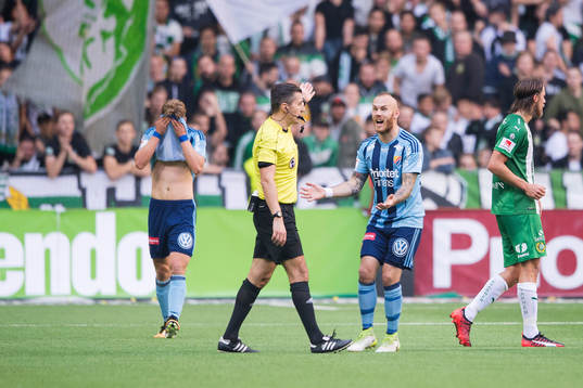 Djurgårdens Magnus Eriksson reagerar mot domare Bojan
