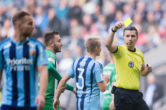 Domare Bojan Pandzic delar ut ett gult kort