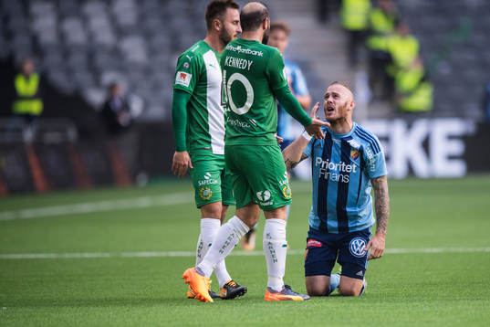 Djurgårdens Magnus Eriksson reagerar mot Hammarbys Kennedy
