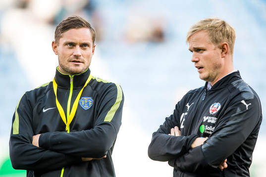 Falkenbergs assisterande tränare Tobias Tuvesson i samtal