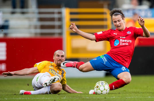 Falkenbergs Christoffer Carlsson tacklar Helsingborgs Alex