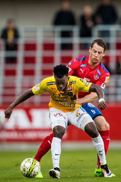 Helsingborgs Johan Persson och Falkenbergs Richard Donkor i