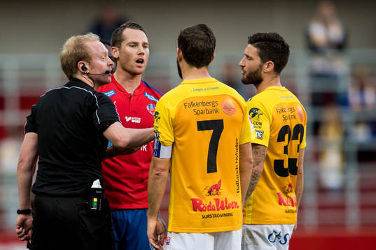 Helsingborgs Johan Persson i samtal med Falkenbergs David