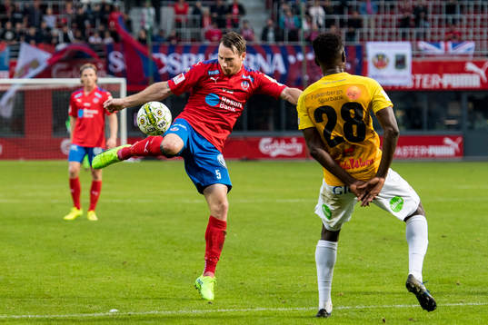 Helsingborgs Johan Persson testar skott