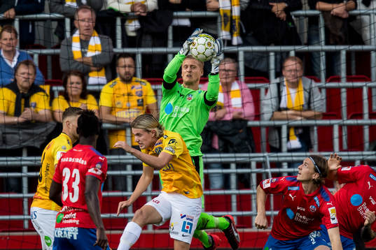 Helsingborgs målvakt Pär Hansson och Falkenbergs Viktor