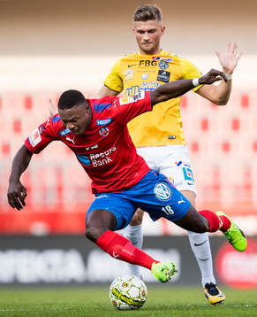 Helsingborgs Oke Akpoveta faller framför Falkenbergs Erik