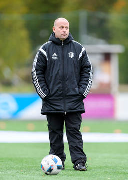 Piteås tränare Stellan Carlsson på uppvärmningen