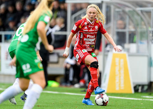 Piteås Elin Bragnum med bollen