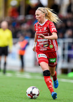 Piteås Elin Bragnum med bollen