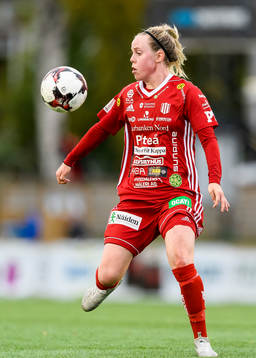 Piteås Cecilia Edlund med bollen
