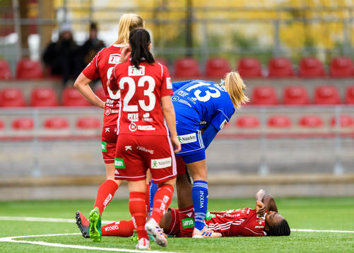 Piteås målvakt Hilda Carlén hjälper Faith Ikidi som har