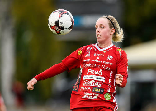 Piteås Cecilia Edlund med bollen