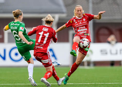 Piteås Julia Karlenäs med bollen