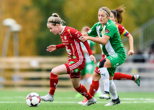 Piteås Cecilia Edlund håller undan för Hammarbys Filippa