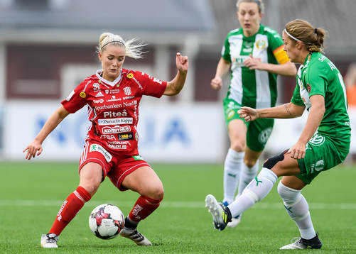 Piteås Ronja Aronsson med bollen