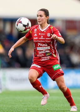 Piteås Felicia Karlsson med bollen