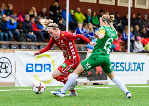 Piteås Cecilia Edlund går förbi Hammarbys Olga Ekblom