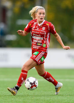 Piteås Ronja Aronsson med bollen